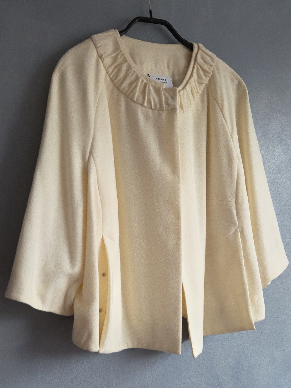 NWOT, AKRIS PUNTO CREAM CROPPED MINI CAPE COAT SIZE US 14